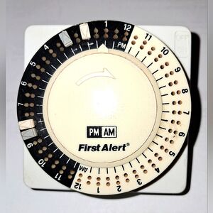 FIRST ALERT 24 HOUR PLUG IN TIMER